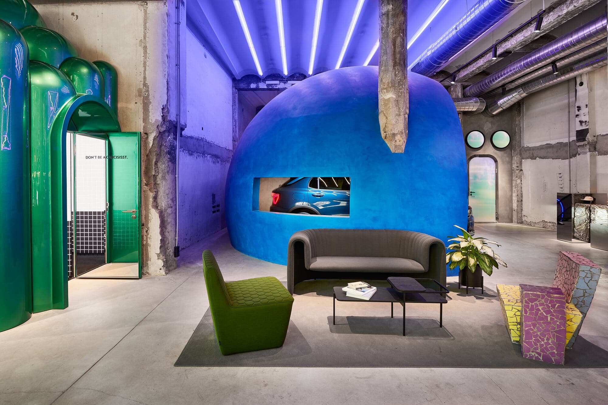 Lynk &amp; Co club Barcelona - Maximalism in Retail Design